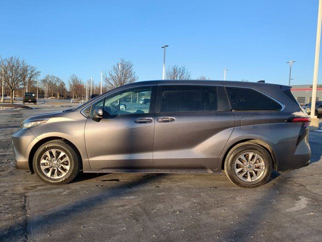 2022 Toyota Sienna LE