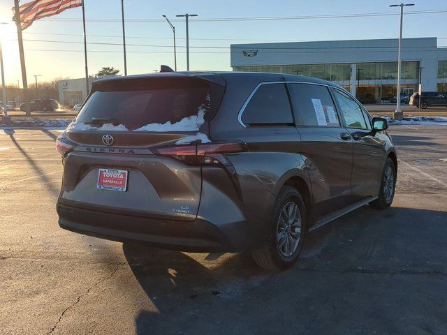 2022 Toyota Sienna LE