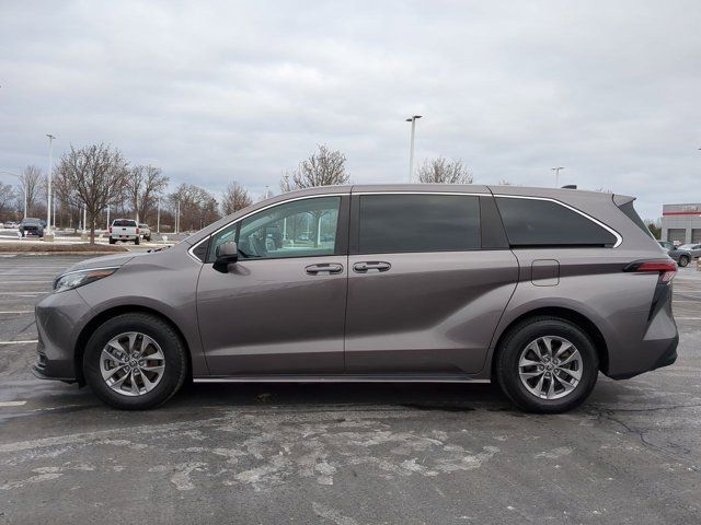 2022 Toyota Sienna LE