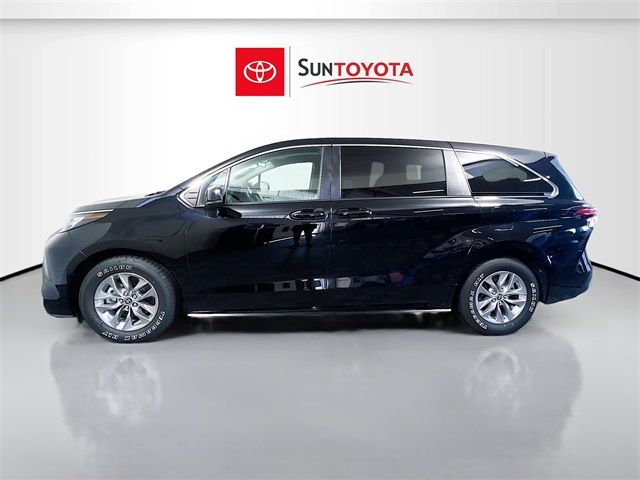 2022 Toyota Sienna LE