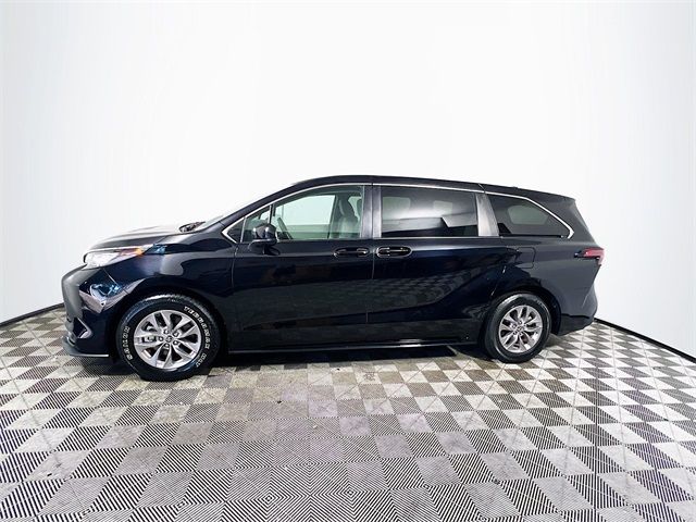 2022 Toyota Sienna LE