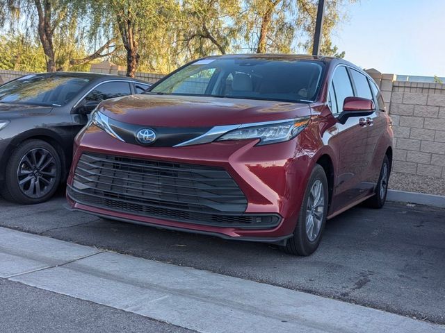 2022 Toyota Sienna LE