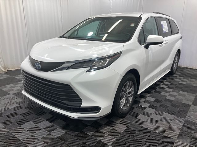 2022 Toyota Sienna LE