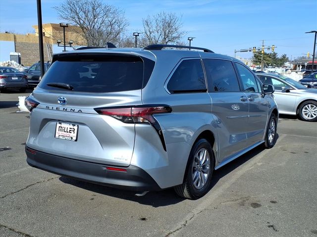 2022 Toyota Sienna LE