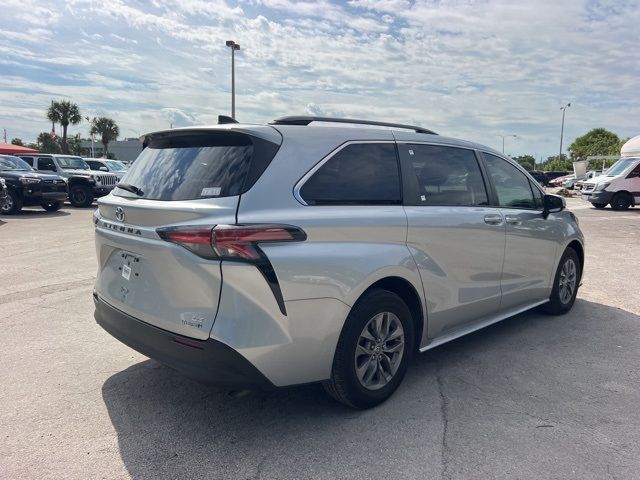 2022 Toyota Sienna LE