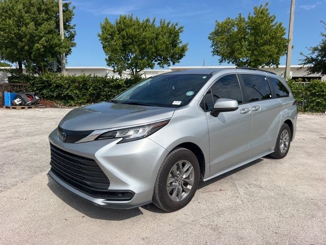 2022 Toyota Sienna LE