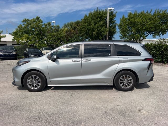 2022 Toyota Sienna LE