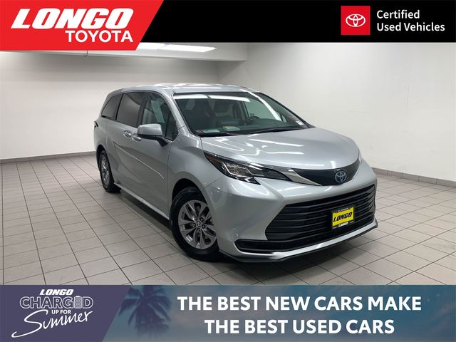 2022 Toyota Sienna LE