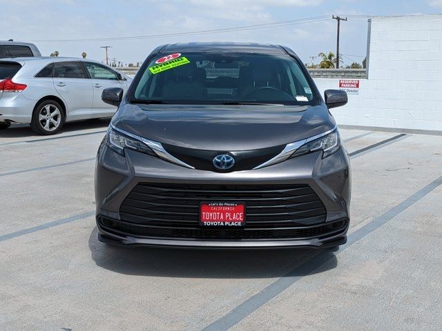 2022 Toyota Sienna LE