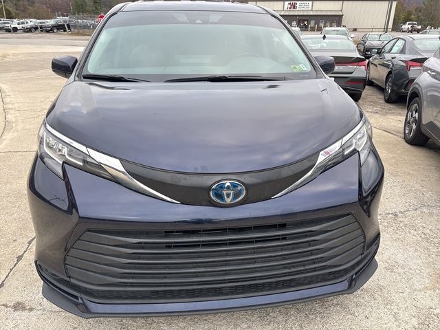 2022 Toyota Sienna LE