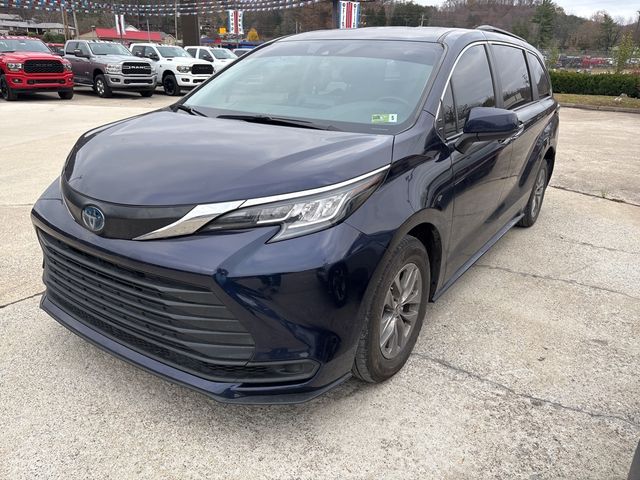 2022 Toyota Sienna LE