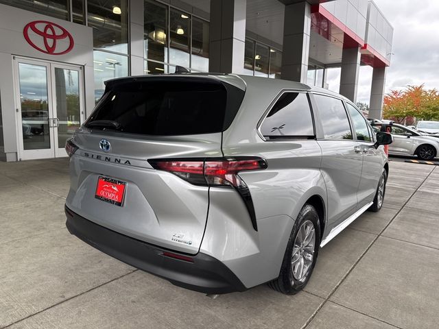 2022 Toyota Sienna LE