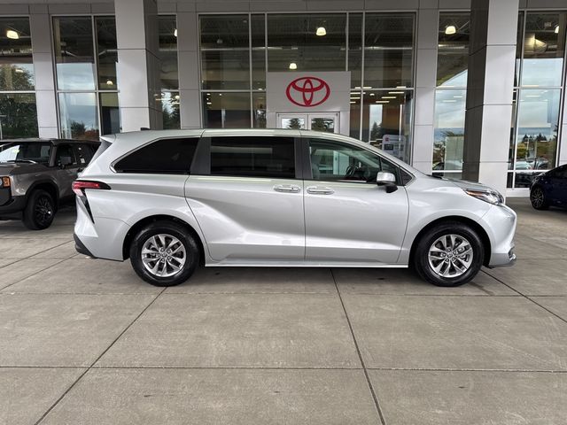 2022 Toyota Sienna LE