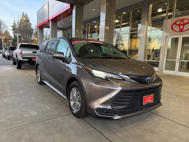 2022 Toyota Sienna LE