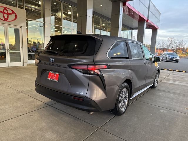 2022 Toyota Sienna LE