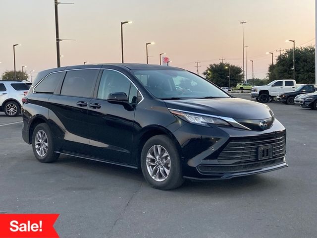 2022 Toyota Sienna LE