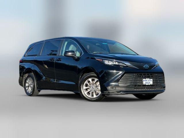 2022 Toyota Sienna LE