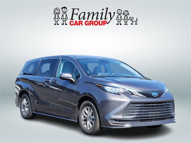 2022 Toyota Sienna LE