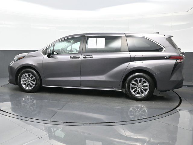 2022 Toyota Sienna LE