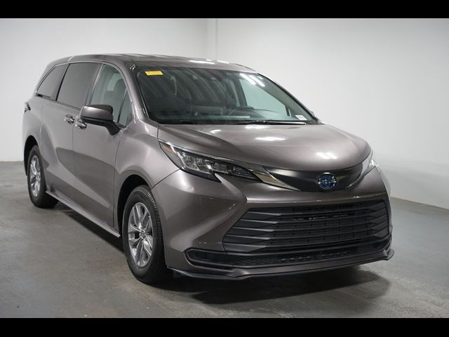 2022 Toyota Sienna LE