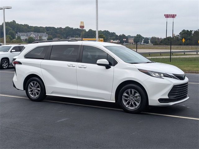 2022 Toyota Sienna LE