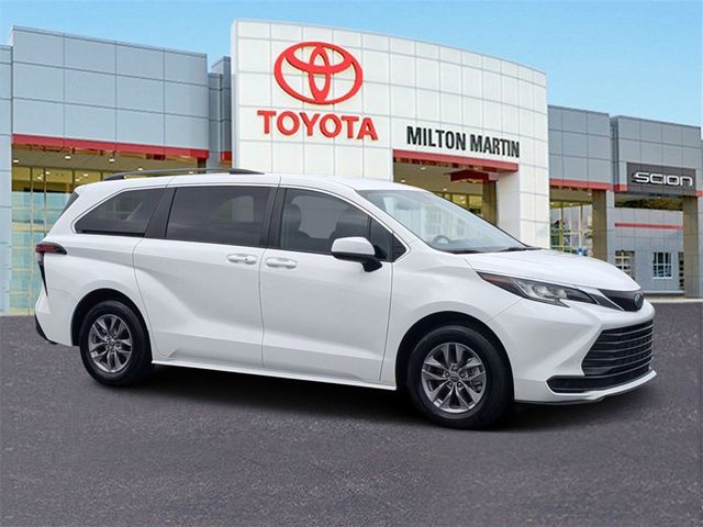 2022 Toyota Sienna LE