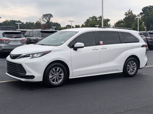 2022 Toyota Sienna LE