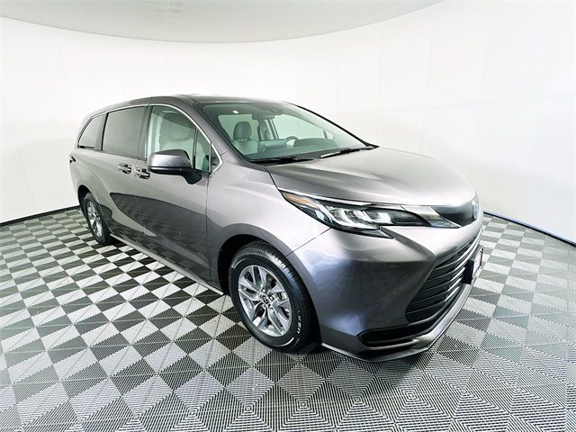 2022 Toyota Sienna LE