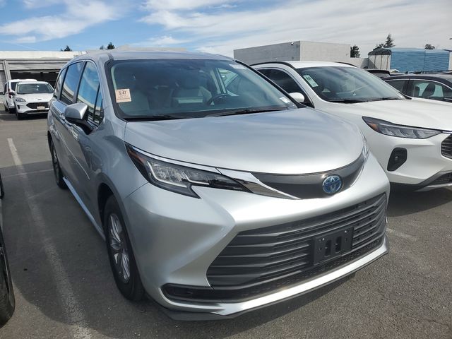 2022 Toyota Sienna LE