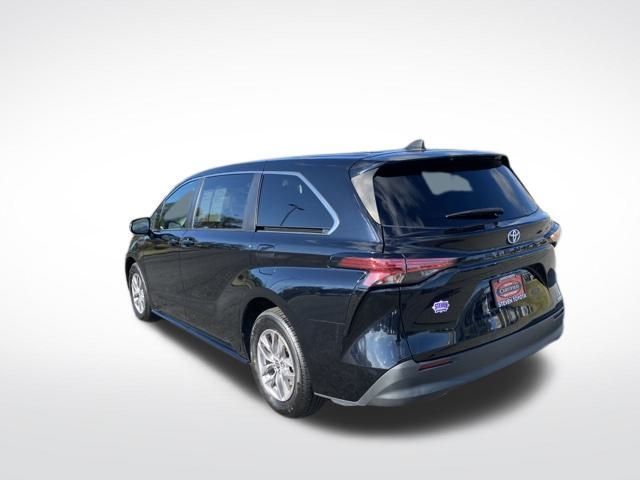 2022 Toyota Sienna LE