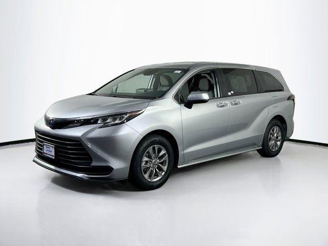 2022 Toyota Sienna LE