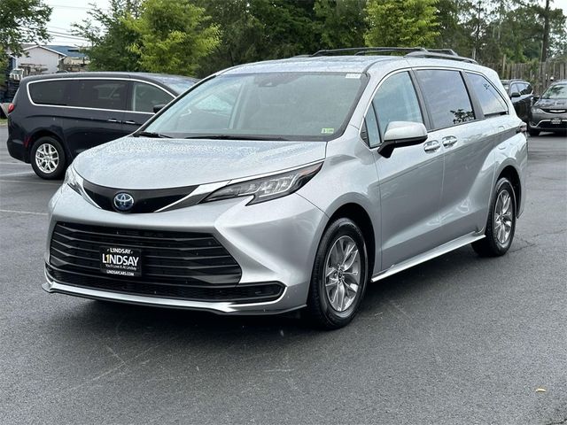 2022 Toyota Sienna LE