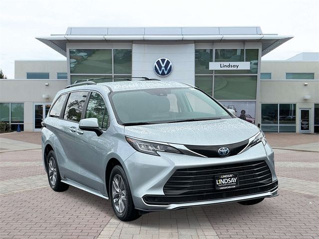 2022 Toyota Sienna LE