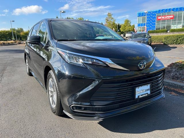 2022 Toyota Sienna LE