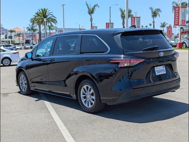 2022 Toyota Sienna LE