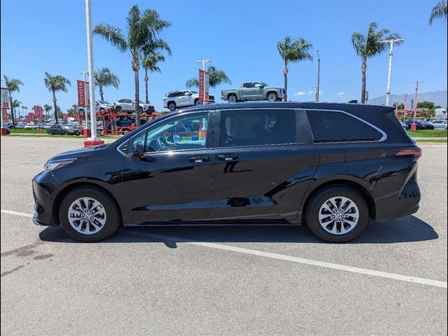 2022 Toyota Sienna LE