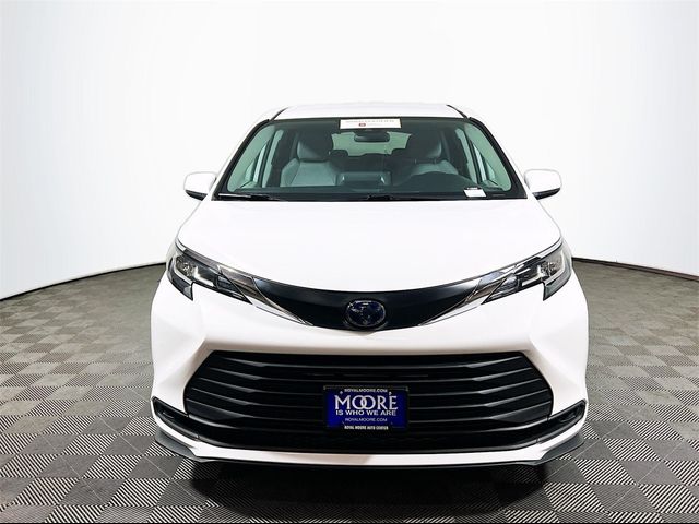 2022 Toyota Sienna LE