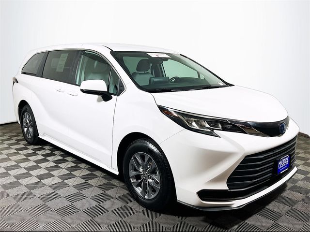 2022 Toyota Sienna LE