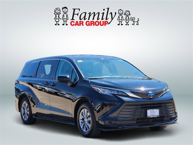 2022 Toyota Sienna LE