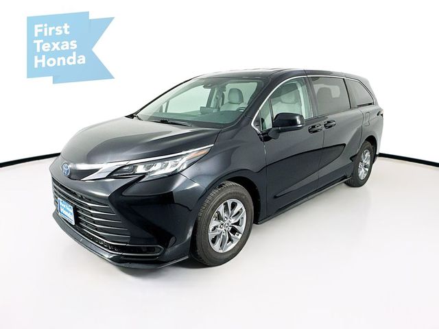 2022 Toyota Sienna LE