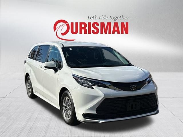 2022 Toyota Sienna LE