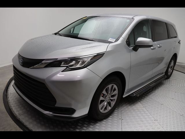 2022 Toyota Sienna LE