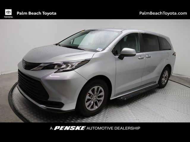 2022 Toyota Sienna LE