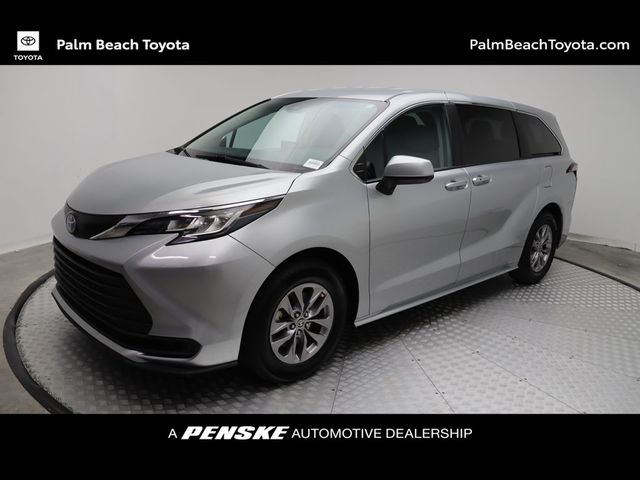 2022 Toyota Sienna LE