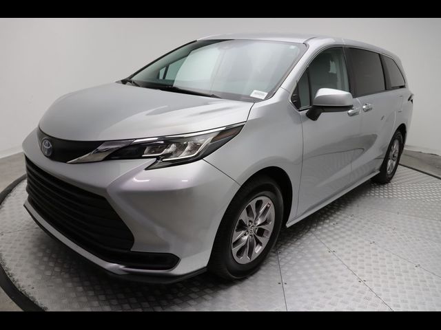 2022 Toyota Sienna LE