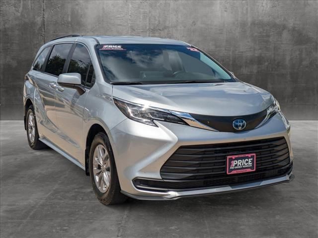 2022 Toyota Sienna LE