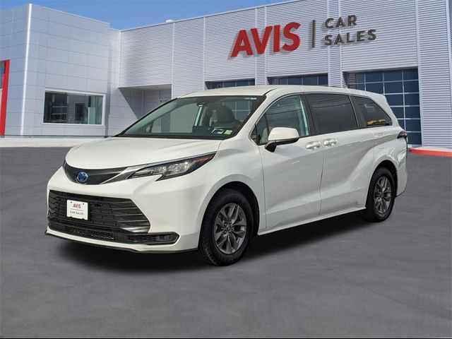 2022 Toyota Sienna LE