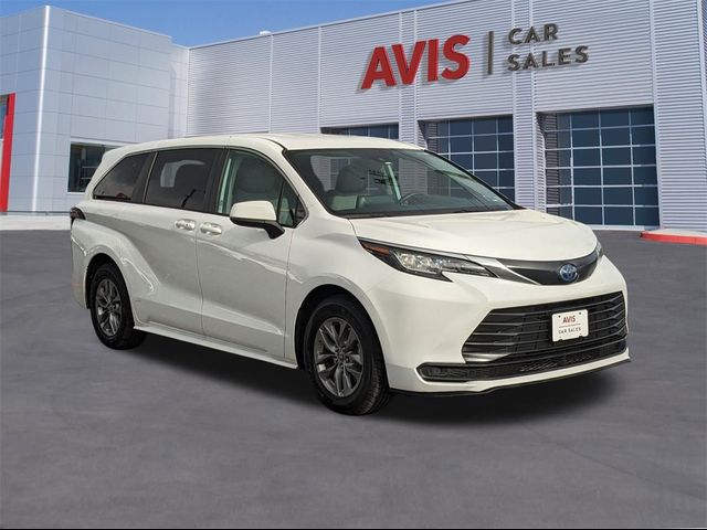 2022 Toyota Sienna LE