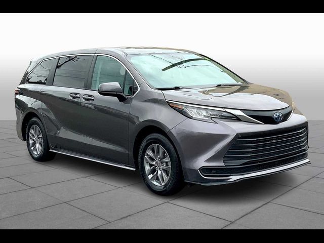 2022 Toyota Sienna LE