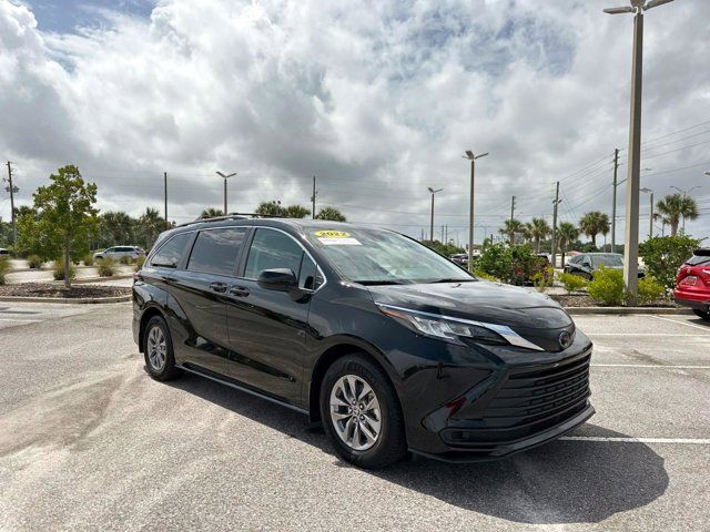 2022 Toyota Sienna LE